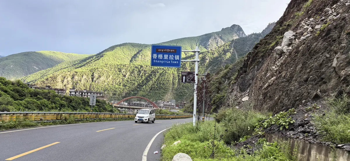 摩旅第23段香格里拉镇到香格里拉市：瑞士小伙再相遇、筑路工人赠蓝旗