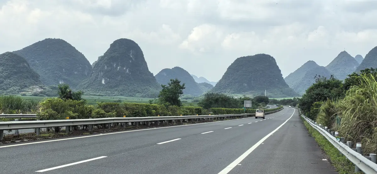 摩旅第28段贵州村超到广西北海：高速美景无暇看、低速慢行车再翻