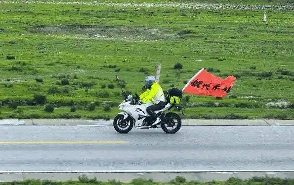 青藏线上摩友追绿皮火车，外国网友：这是中国独有的浪漫