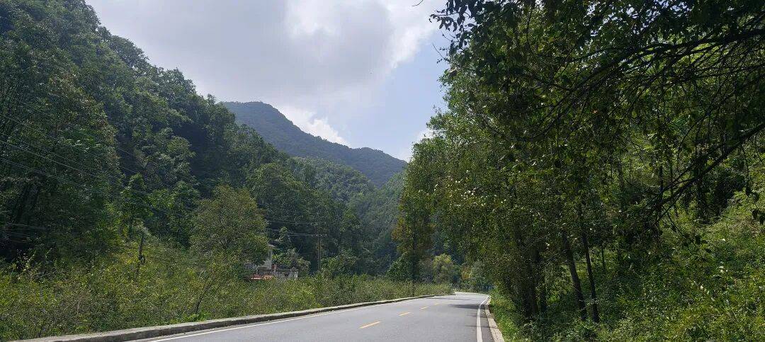 千里单骑走秦晋之三十五：从河南卢氏县到陕西山阳县，遇见五里川绝美丹崖仙境