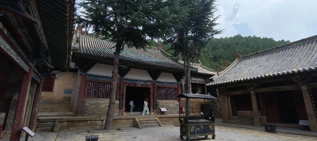 千里单骑走秦晋之二十八    上午见到大殿里的宋代开化寺壁画，下午遇到仙翁庙巨型明代壁画，晚上露宿山西古村
