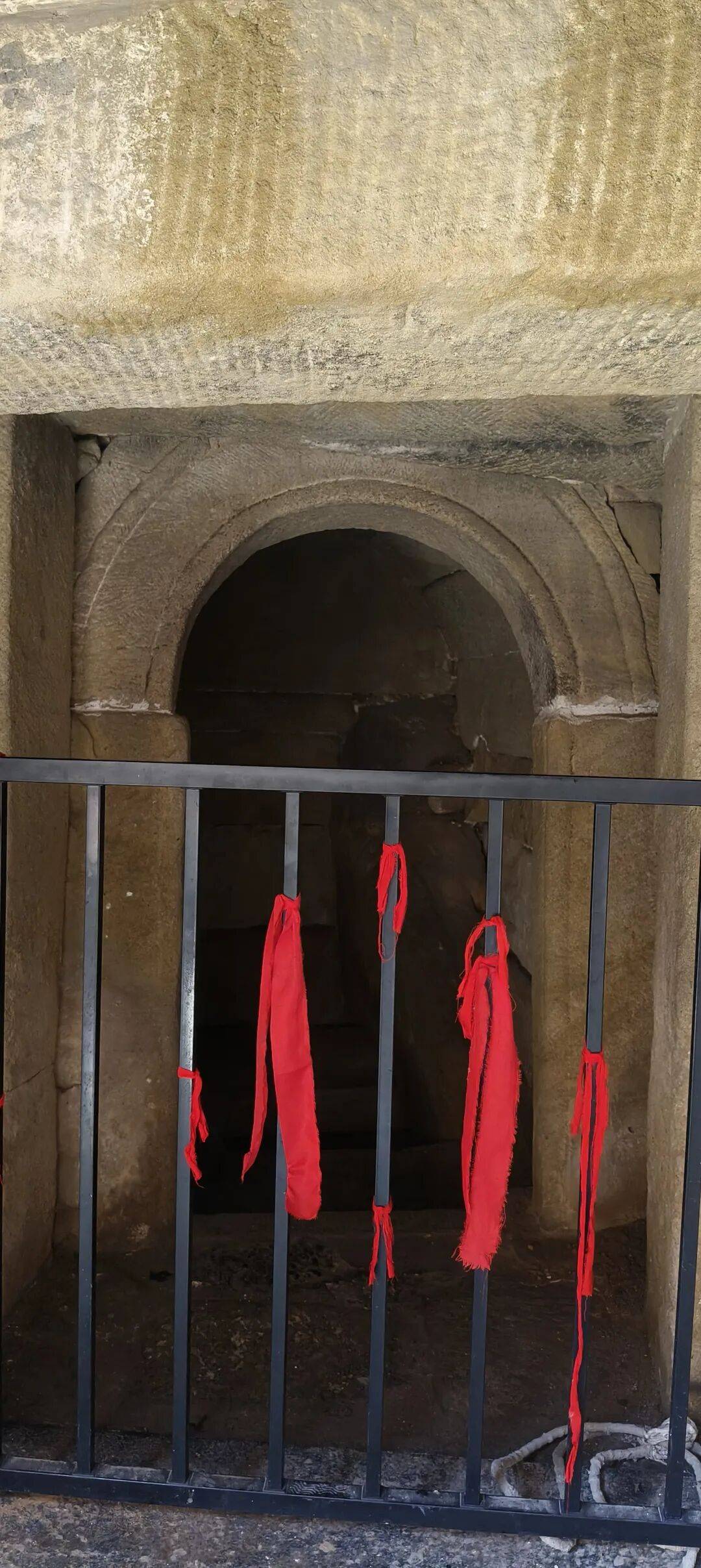 千里单骑走秦晋之二十八    上午见到大殿里的宋代开化寺壁画，下午遇到仙翁庙巨型明代壁画，晚上露宿山西古村