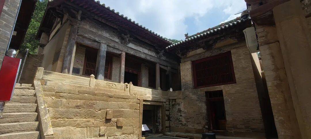 千里单骑走秦晋之二十八    上午见到大殿里的宋代开化寺壁画，下午遇到仙翁庙巨型明代壁画，晚上露宿山西古村