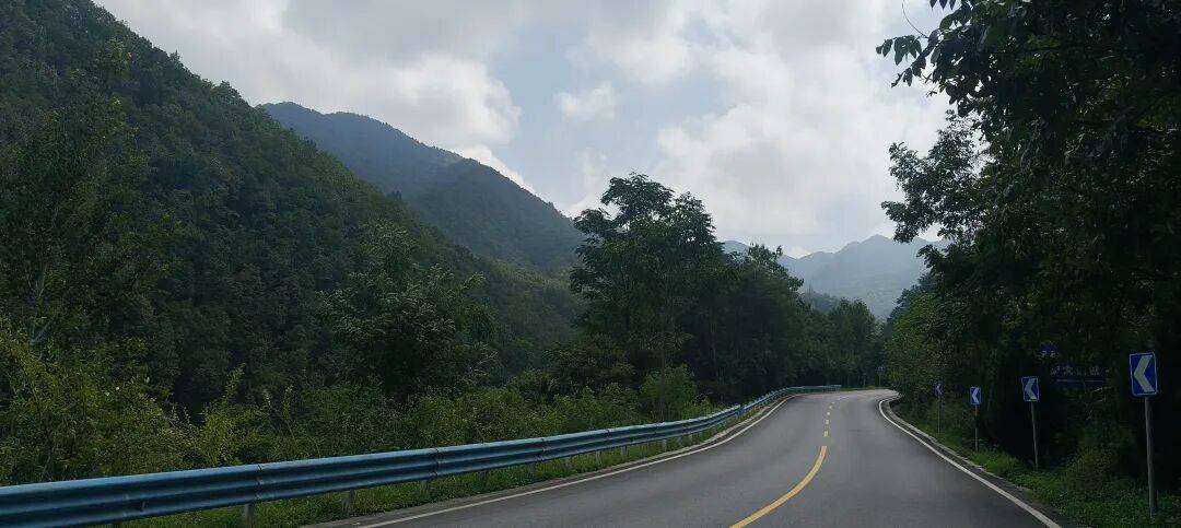 千里单骑走秦晋之三十五：从河南卢氏县到陕西山阳县，遇见五里川绝美丹崖仙境