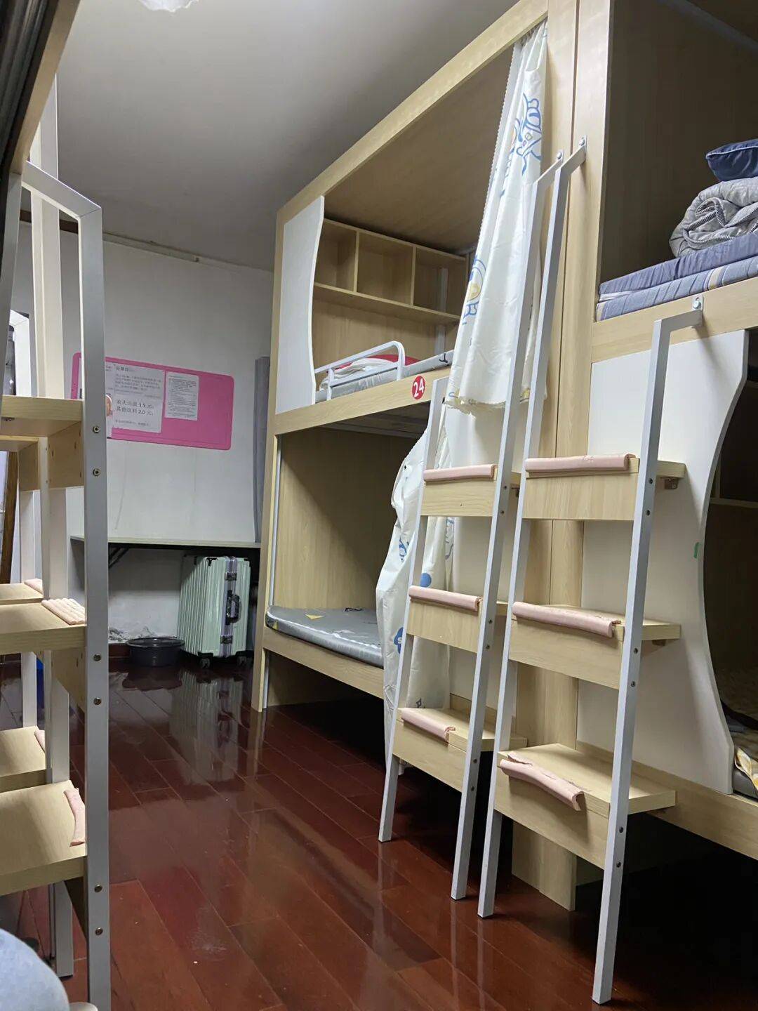 兰州青旅的义工姐姐：辉煌时卡里七八千万，落魄时七八毛都拿不出来