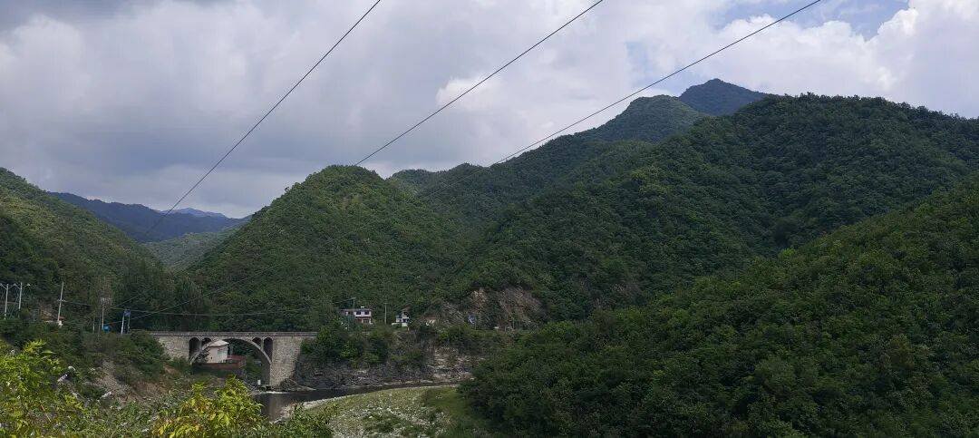千里单骑走秦晋之三十五：从河南卢氏县到陕西山阳县，遇见五里川绝美丹崖仙境
