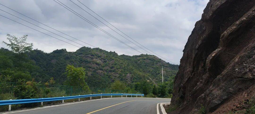 千里单骑走秦晋之三十五：从河南卢氏县到陕西山阳县，遇见五里川绝美丹崖仙境