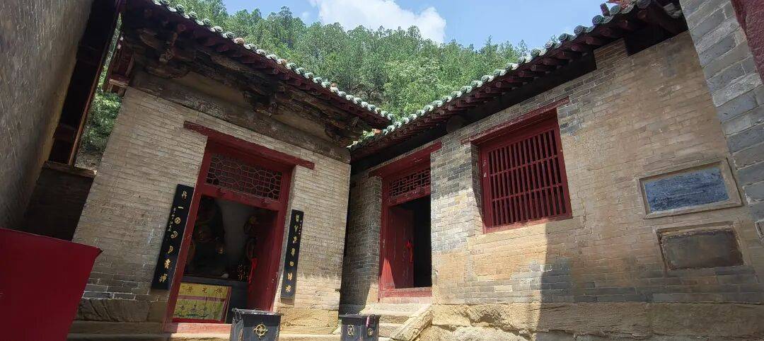 千里单骑走秦晋之二十八    上午见到大殿里的宋代开化寺壁画，下午遇到仙翁庙巨型明代壁画，晚上露宿山西古村