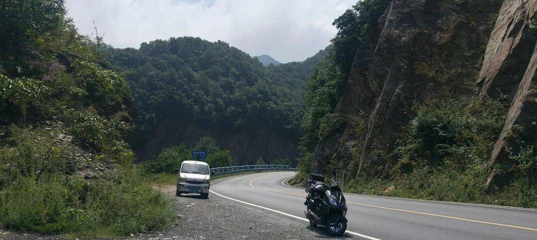 千里单骑走秦晋之三十五：从河南卢氏县到陕西山阳县，遇见五里川绝美丹崖仙境