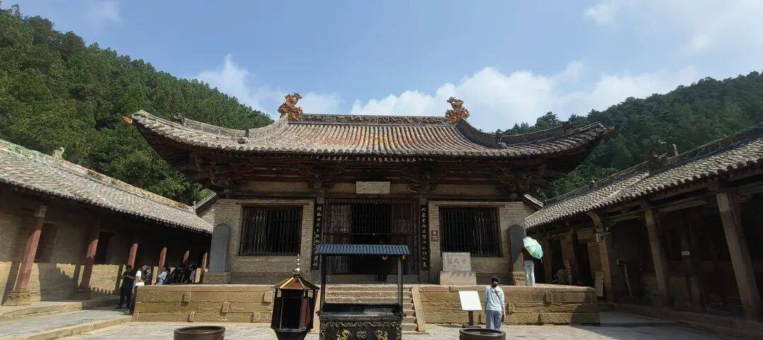 千里单骑走秦晋之二十八    上午见到大殿里的宋代开化寺壁画，下午遇到仙翁庙巨型明代壁画，晚上露宿山西古村