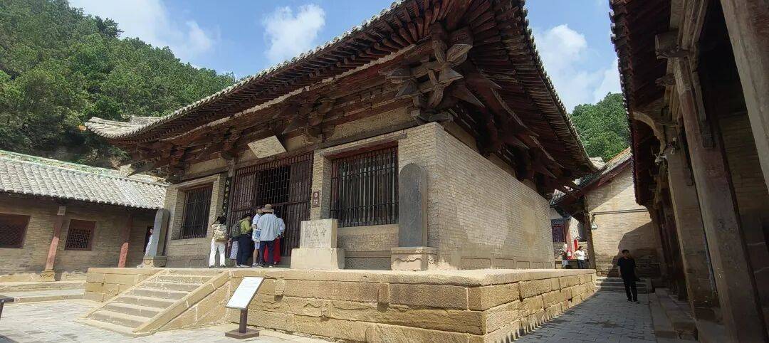 千里单骑走秦晋之二十八    上午见到大殿里的宋代开化寺壁画，下午遇到仙翁庙巨型明代壁画，晚上露宿山西古村