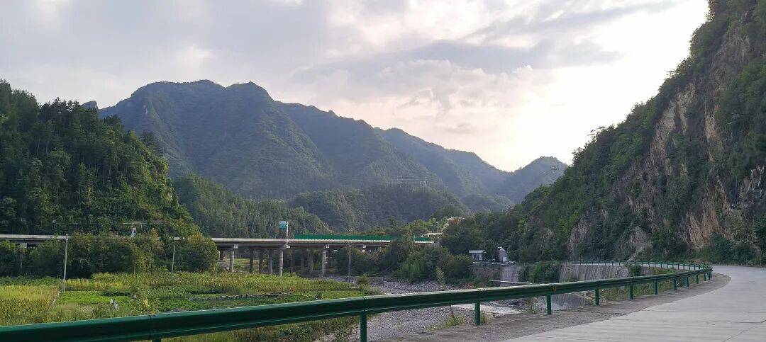 千里单骑走秦晋之三十五：从河南卢氏县到陕西山阳县，遇见五里川绝美丹崖仙境