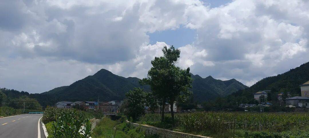 千里单骑走秦晋之三十五：从河南卢氏县到陕西山阳县，遇见五里川绝美丹崖仙境
