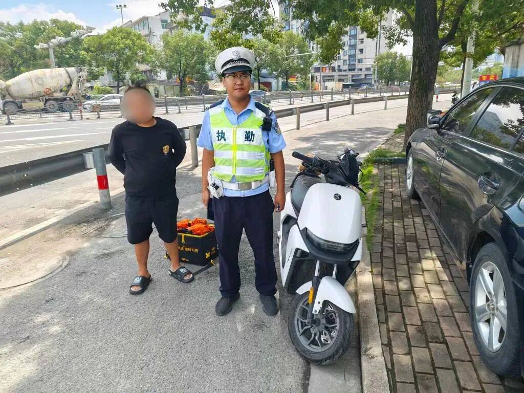 赶去站点的路上，B2 驾照被扣！小哥犯了哪些错？